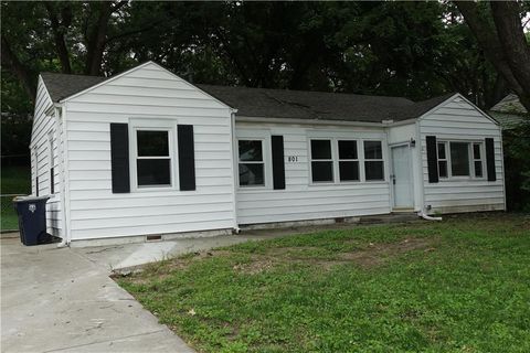 Photo of 801 NE 46th Street, Kansas City, MO 64116 (MLS # 2628035)