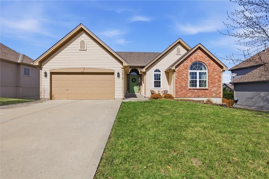 Photo of 1010 WELLINGTON Way, Liberty, MO 64068 (MLS # 2607310)