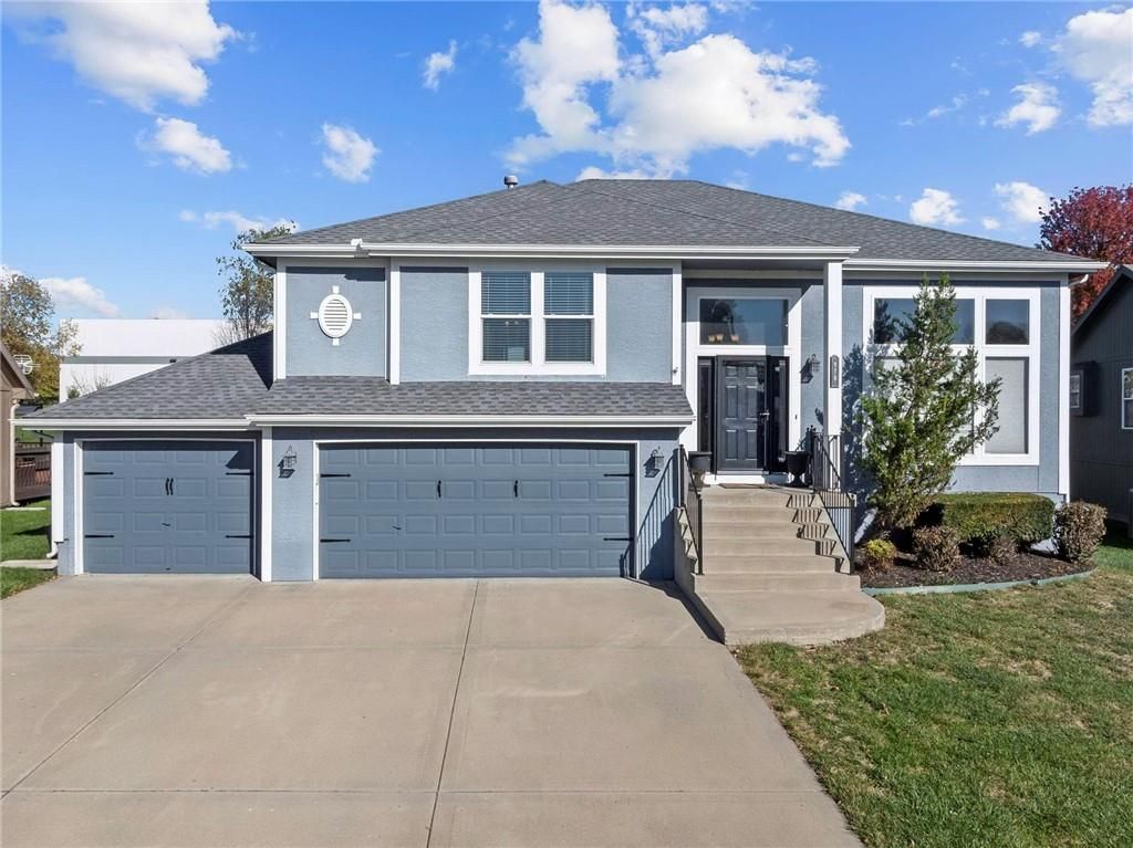 Photo of 978 Sherman Drive, Liberty, MO 64068 (MLS # 2585275)