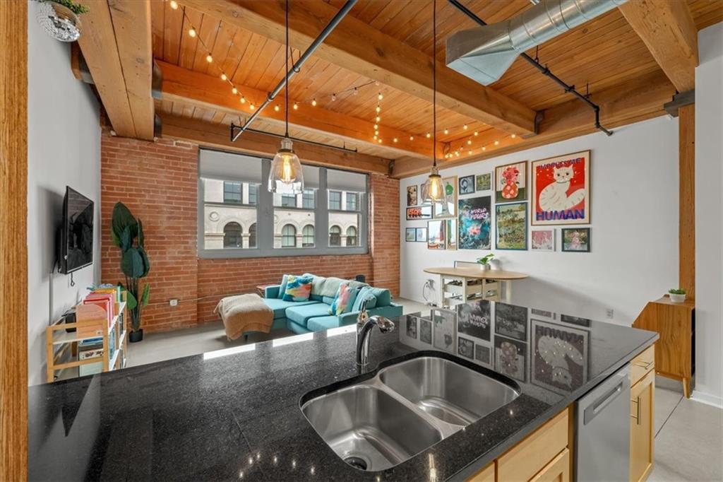 712 Broadway Boulevard 704