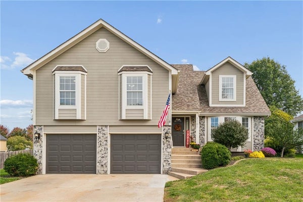 1101 SE WINDSTAR DR, LEES SUMMIT, MO 64081 - Image b83e3ef30e30276e09bffed9f28fb4ea/1255012180