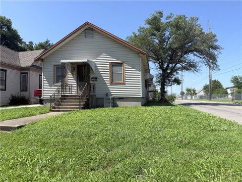 Photo of 315 E Washington Street, Pittsburg, KS 66762 (MLS # 2641204)