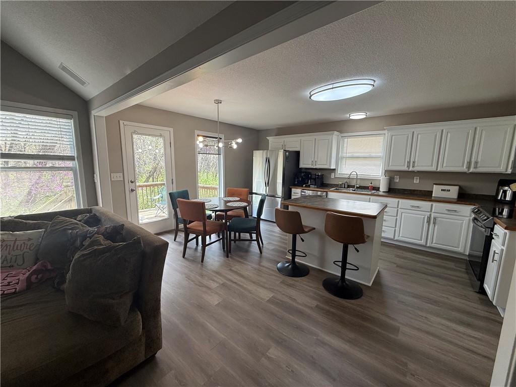 Kansas City, Missouri 64133, United States, 3 Bedrooms Bedrooms, ,2 BathroomsBathrooms,Residential,Pending,127604