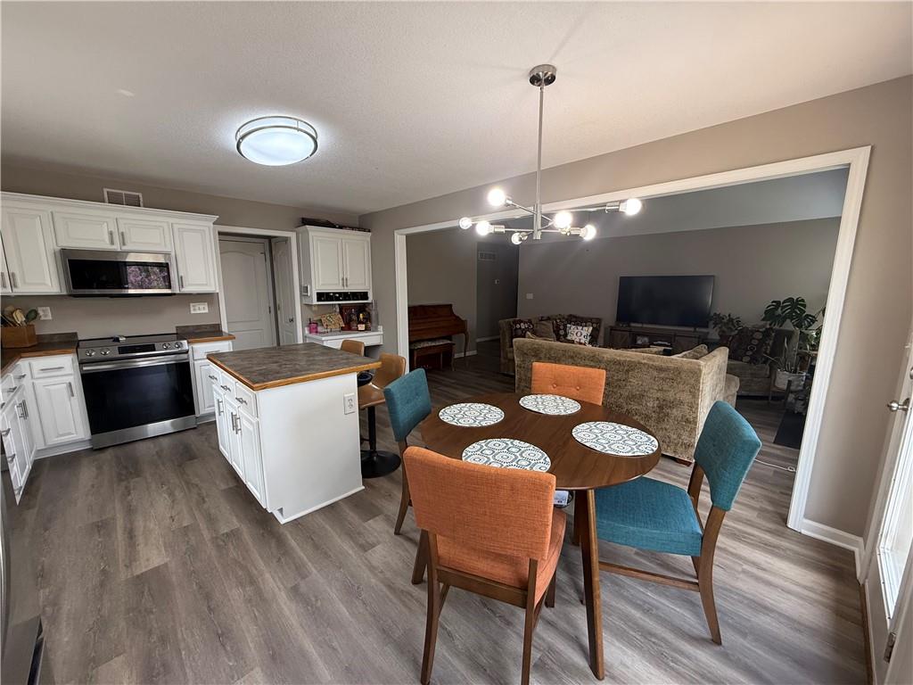 Kansas City, Missouri 64133, United States, 3 Bedrooms Bedrooms, ,2 BathroomsBathrooms,Residential,Pending,127604