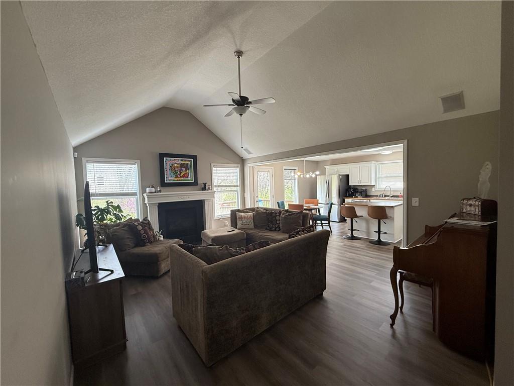 Kansas City, Missouri 64133, United States, 3 Bedrooms Bedrooms, ,2 BathroomsBathrooms,Residential,Pending,127604