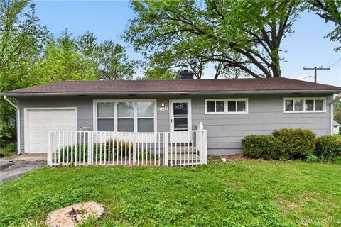 Photo of 11400 Sycamore Terrace, Kansas City, MO 64134 (MLS # 2615533)