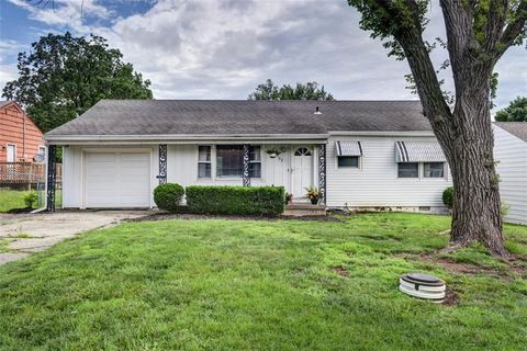 Photo of 9103 Central Street, Kansas City, MO 64114 (MLS # 2626668)