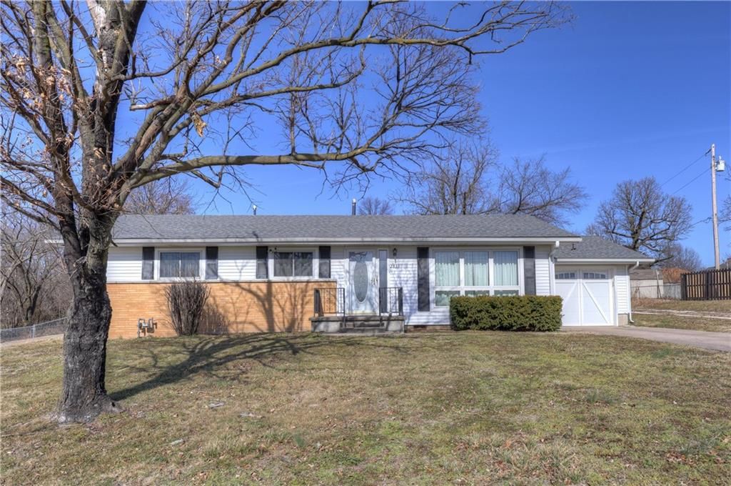 Photo of 2833 W 26th Street, Joplin, MO 64801 (MLS # 2598104)