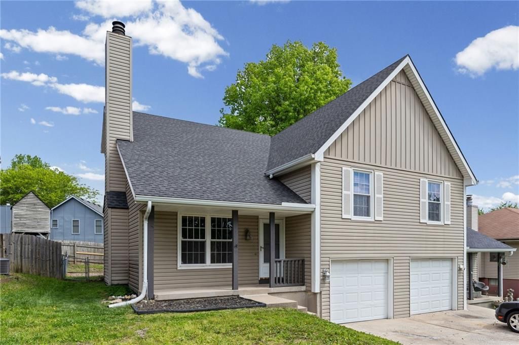 Photo of 1422 La Chateau Drive, Liberty, MO 64068 (MLS # 2616538)