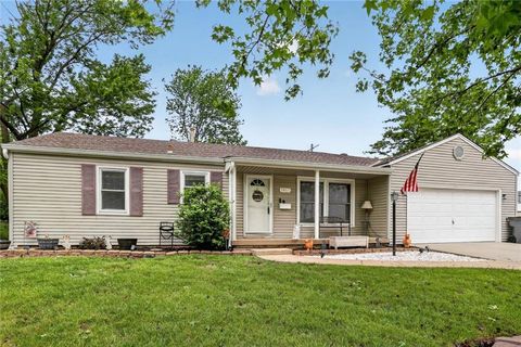 Photo of 1417 E Loula Street, Olathe, KS 66061 (MLS # 2613309)