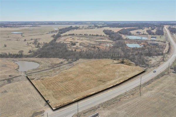 102 W 1ST ST, OTTAWA, KS 66067 - Image b92e87695ba0dbf0960cd3d73e975d5d/546050125