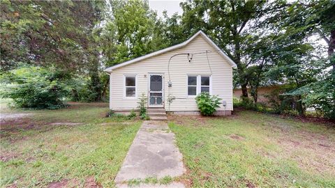 Photo of 1211 N Colorado Street, Nevada, MO 64772 (MLS # 2627163)