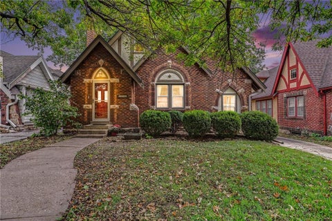 Photo of 6701 Oak Street, Kansas City, MO 64113 (MLS # 2648531)