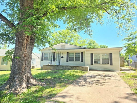 Photo of 1309 W Martin Street, Coffeyville, KS 67337 (MLS # 2626249)