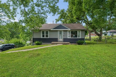Photo of 4801 NE 46th Terrace, Kansas City, MO 64117 (MLS # 2625663)