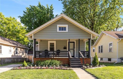 Photo of 703 W 77th Street, Kansas City, MO 64114 (MLS # 2618548)