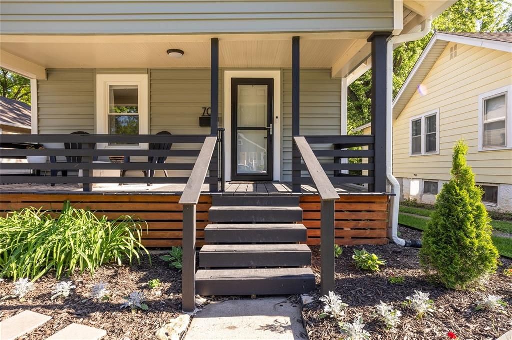 Photo of 703 W 77th Street, Kansas City, MO 64114 (MLS # 2618548)