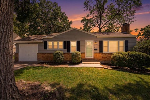 Photo of 7423 Glenwood Lane, Overland Park, KS 66204 (MLS # 2630534)