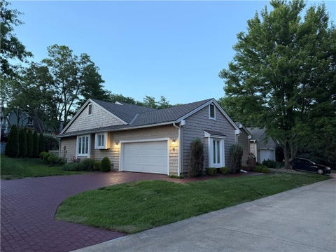 Photo of 4 W 127th Street, Kansas City, MO 64145 (MLS # 2632303)