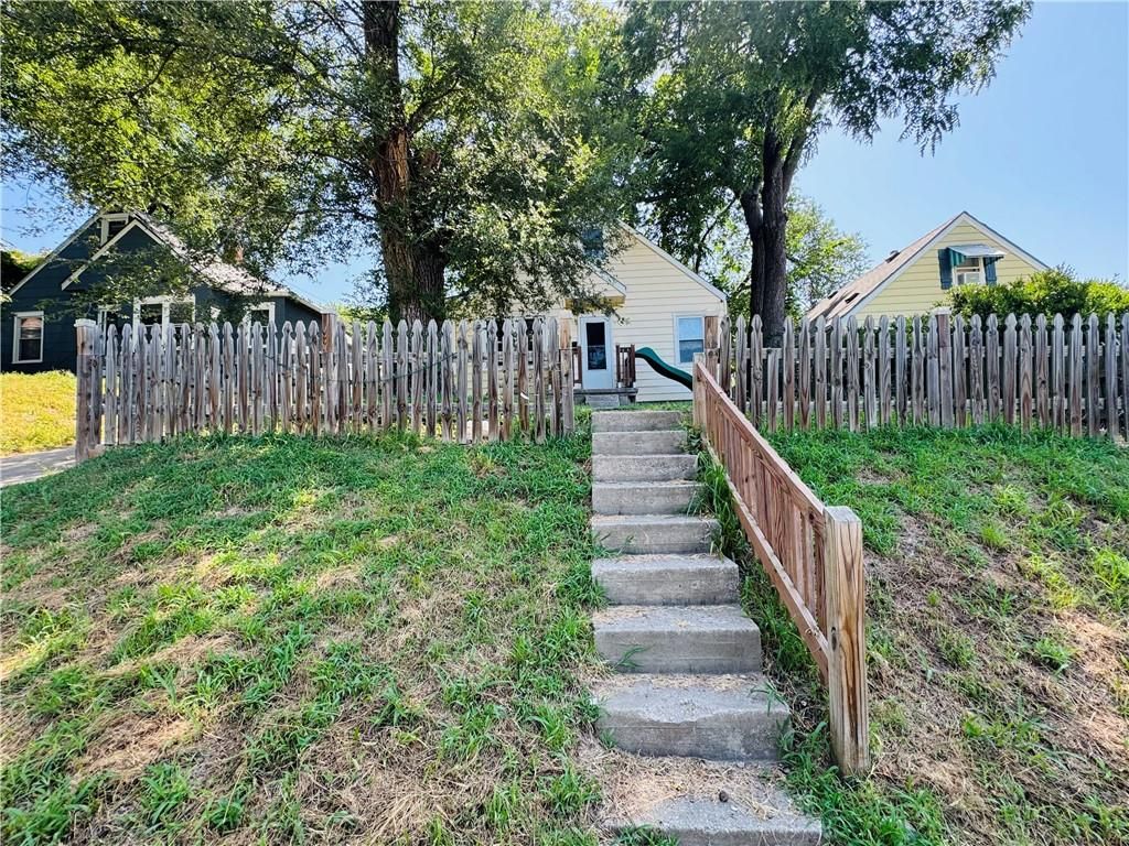 Photo of 445 N Quincy Avenue, Kansas City, MO 64123 (MLS # 2632573)
