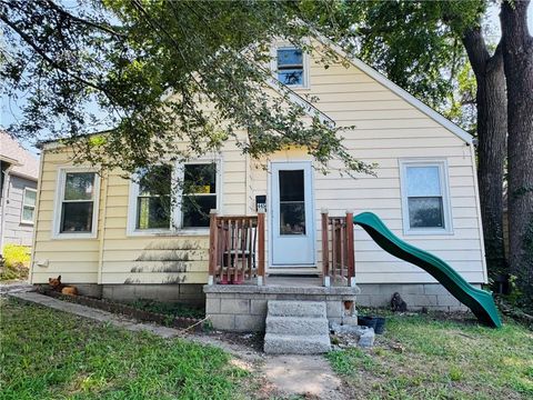 Photo of 445 N Quincy Avenue, Kansas City, MO 64123 (MLS # 2632573)
