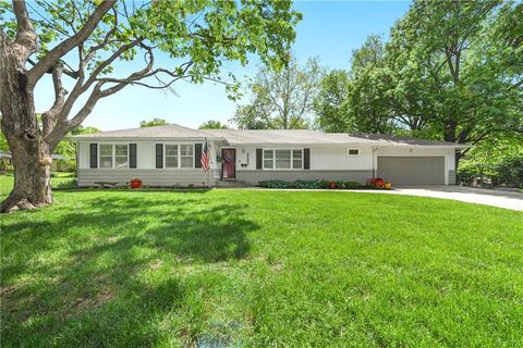 Photo of 4201 W 98th Terrace, Overland Park, KS 66207 (MLS # 2612169)