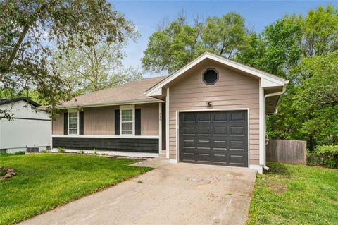 Photo of 510 SE 21st Street, Oak Grove, MO 64075 (MLS # 2615697)