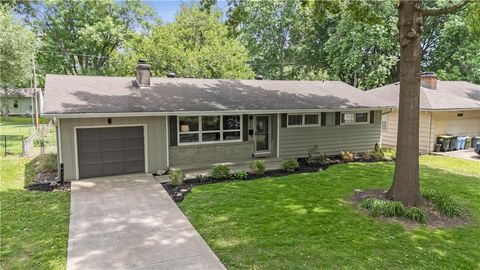 Photo of 9237 Hardy Street, Overland Park, KS 66212 (MLS # 2622038)
