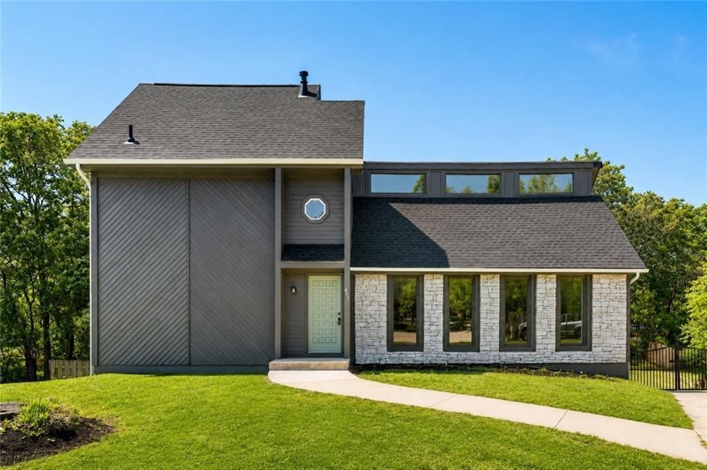 Photo of 413 S Brittany Drive, Olathe, KS 66061 (MLS # 2619426)