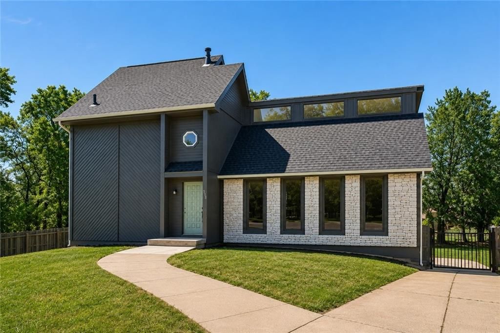 Photo of 413 S Brittany Drive, Olathe, KS 66061 (MLS # 2619426)