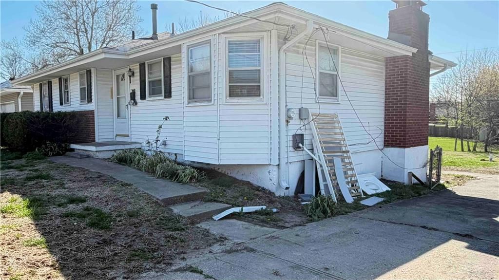 Photo of 111 NW 17th Street, Blue Springs, MO 64015 (MLS # 2618098)