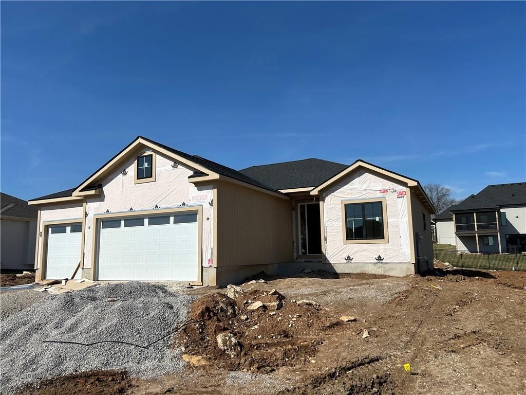 Photo of 2605 NE Crestview Street, Blue Springs, MO 64029 (MLS # 2606562)