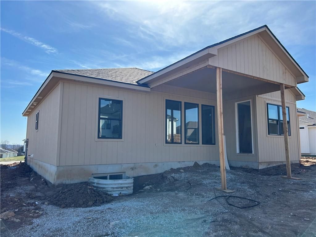 Photo of 2605 NE Crestview Street, Blue Springs, MO 64029 (MLS # 2606562)