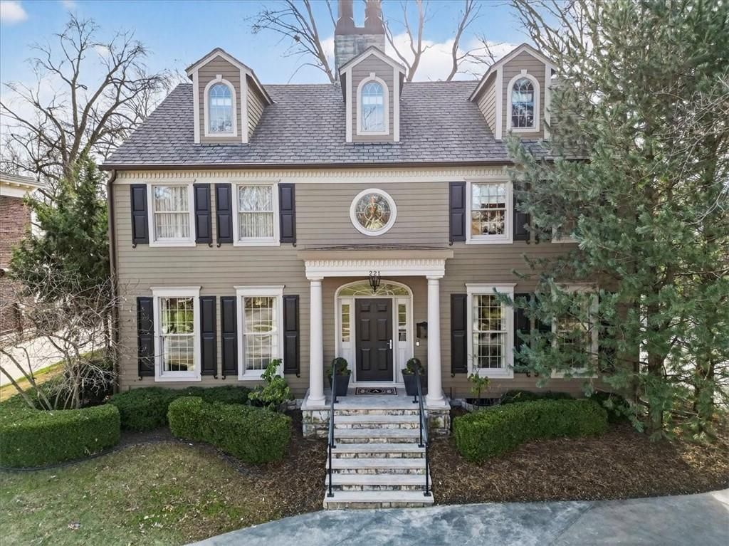 Photo of 221 W 53rd Terrace, Kansas City, MO 64112 (MLS # 2598303)