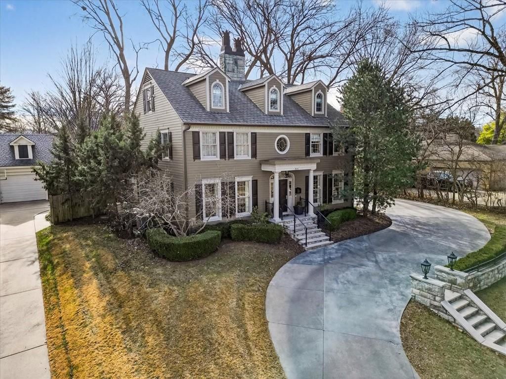 Photo of 221 W 53rd Terrace, Kansas City, MO 64112 (MLS # 2598303)