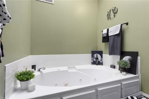 Tiny photo for 1550 Dover Court, Liberty, MO 64068 (MLS # 2613824)