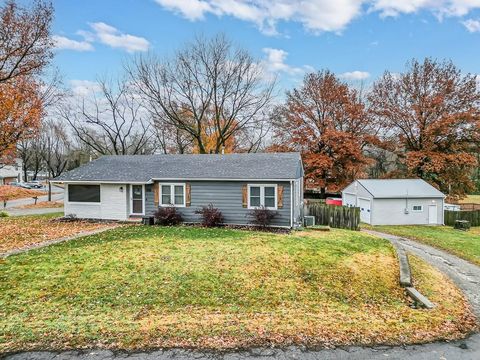 Photo of 402 E 6th Street, Tonganoxie, KS 66086 (MLS # 2588436)