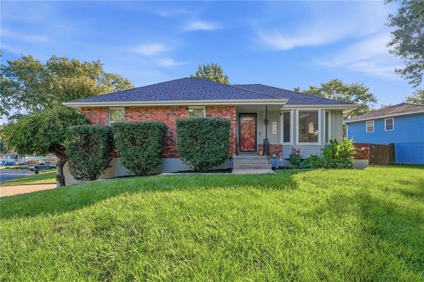 924 SW SPEAS DR, BLUE SPRINGS, MO 64014 - Image bc4374fbf99770a891933ffd6d8a0c5c/2741469272
