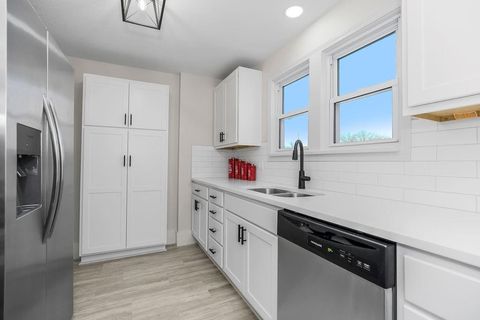 Tiny photo for 730 W College Street, Liberty, MO 64068 (MLS # 2621203)