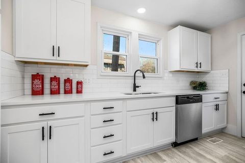 Tiny photo for 730 W College Street, Liberty, MO 64068 (MLS # 2621203)