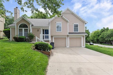 Photo of 11450 S Hunter Drive, Olathe, KS 66061 (MLS # 2622135)