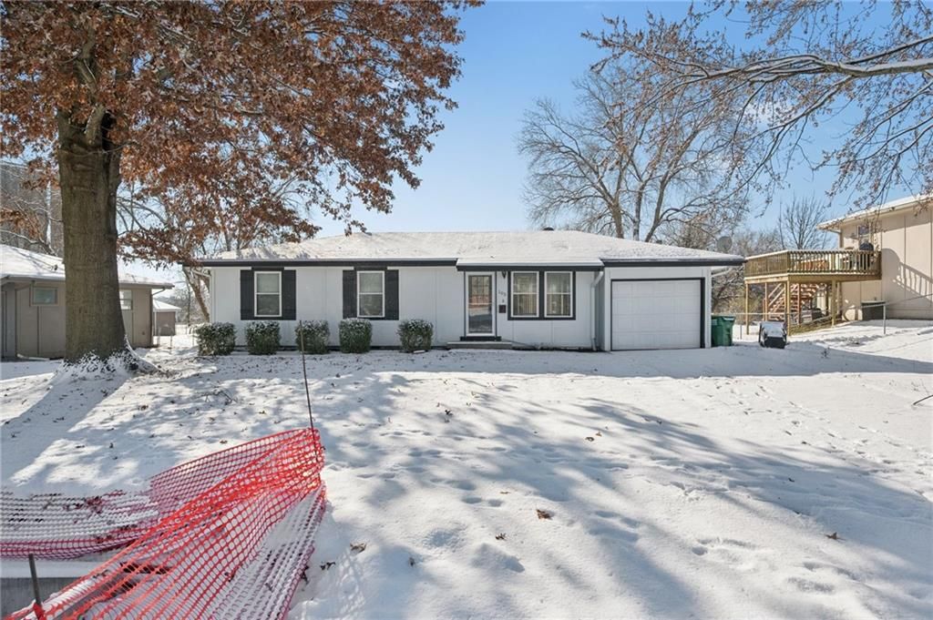 Photo of 103 W Edgewood Drive, Edgerton, KS 66201 (MLS # 2592086)