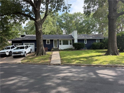 Photo of 7447 Grand Avenue, Kansas City, MO 64114 (MLS # 2645923)