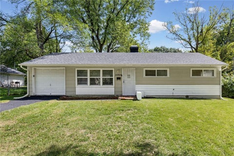 Photo of 11305 Crystal Avenue, Kansas City, MO 64134 (MLS # 2642369)