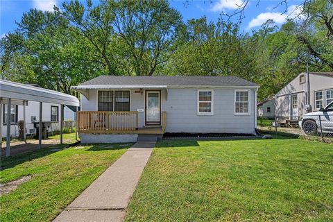 Photo of 810 S Woodland Avenue, Independence, MO 64052 (MLS # 2615556)