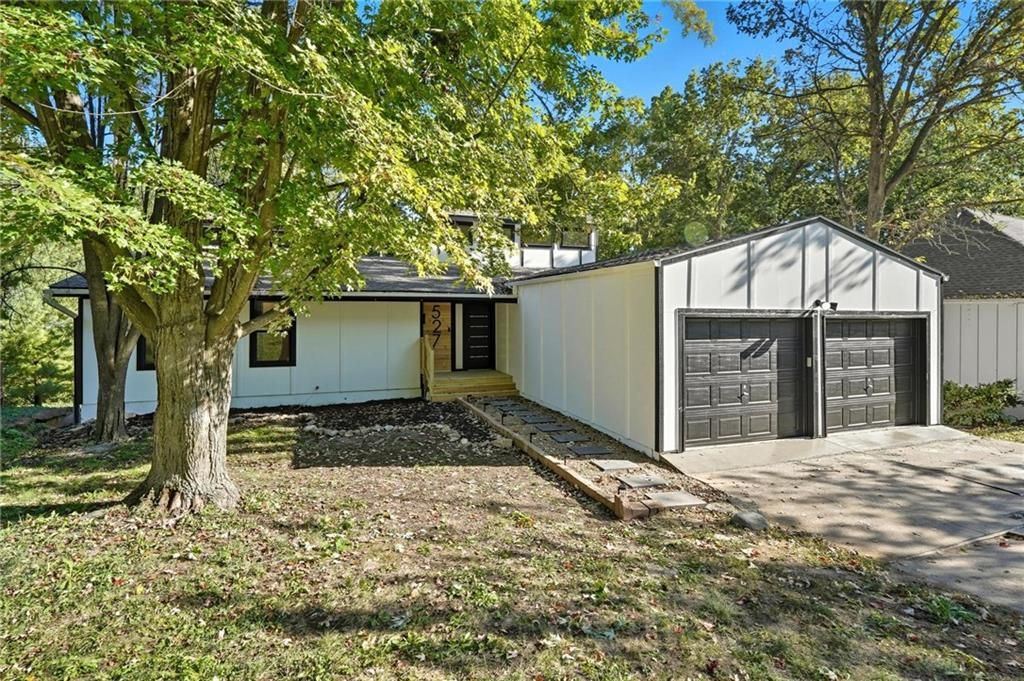 Photo of 527 Lancelot Drive, Liberty, MO 64068 (MLS # 2596232)