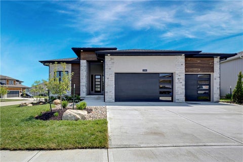 Photo of 17401 Parkhill Street, Overland Park, KS 66221 (MLS # 2596968)