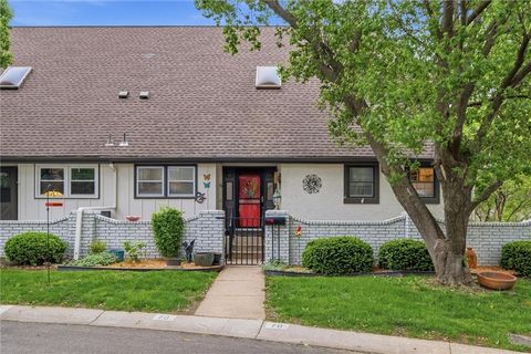 Photo of 70 Woodbridge Lane, Kansas City, MO 64145 (MLS # 2616475)
