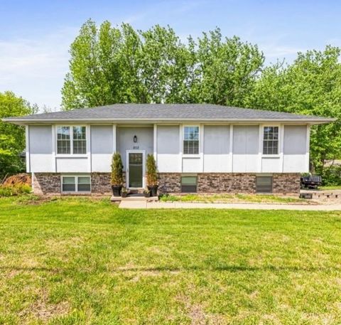 Photo of 802 S Woodbine Road, St Joseph, MO 64507 (MLS # 2620918)