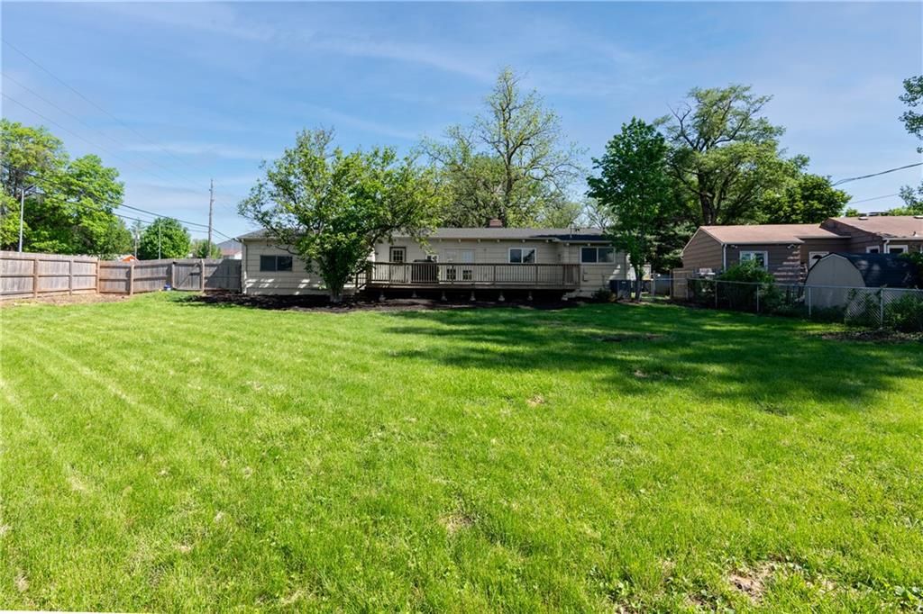 Photo of 701 E 98th Street, Kansas City, MO 64131 (MLS # 2617248)